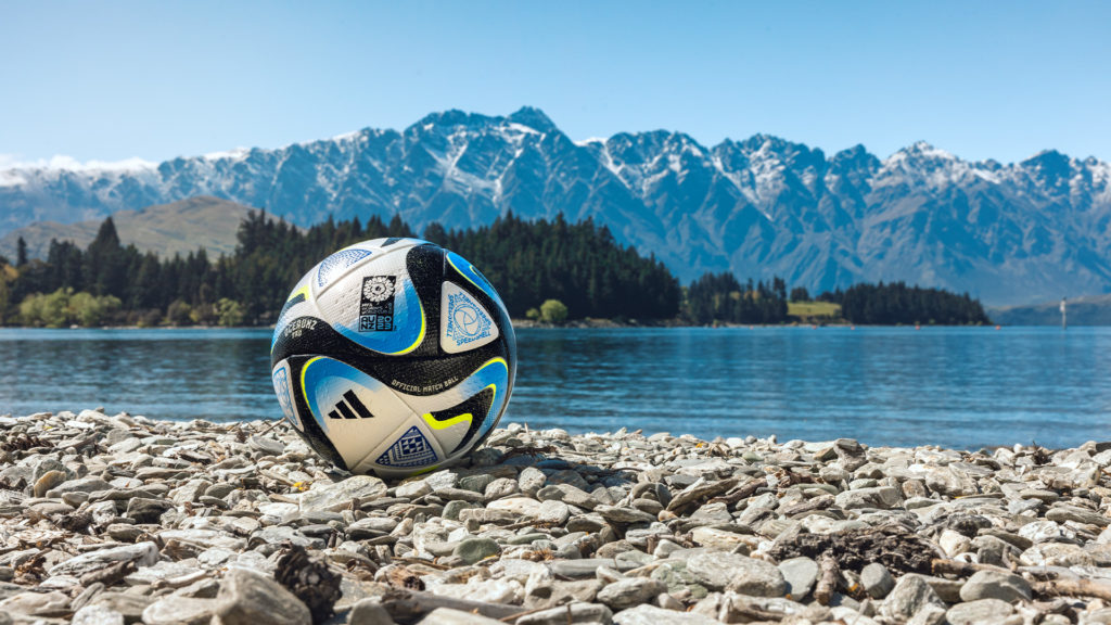 Der WM Spielball OCEANZ von adidas (Copyright adidas)